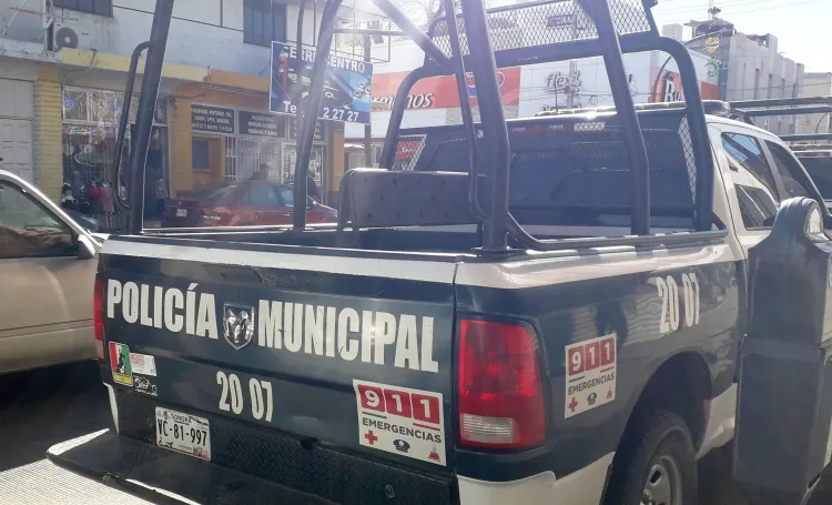 Roban en negocio, hacen boquete para entrar