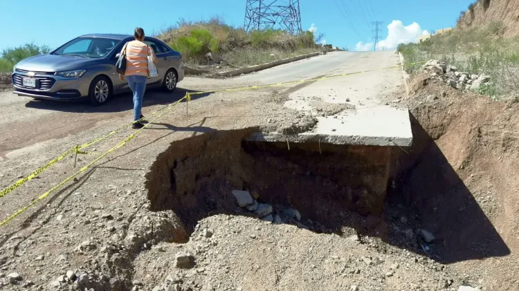 Trabajan en problema de deslave en acceso a Monarca