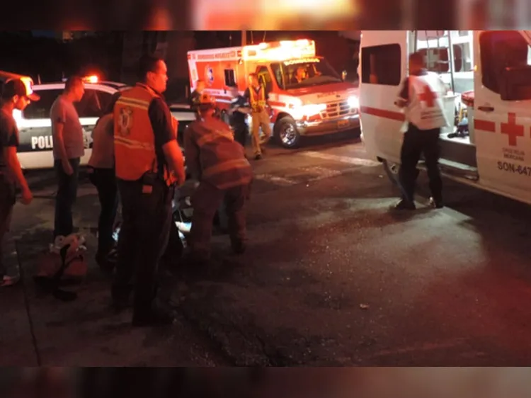Atropella taxista a mujer mayor; está grave en el hospital