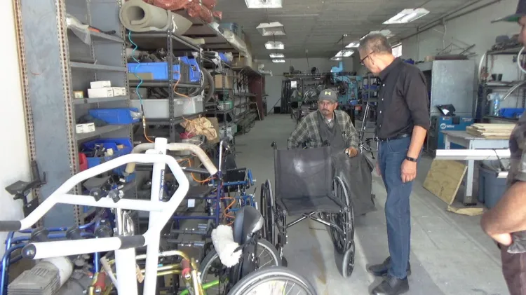 Entregan sillas de ruedas a tribu Pascua Yaqui