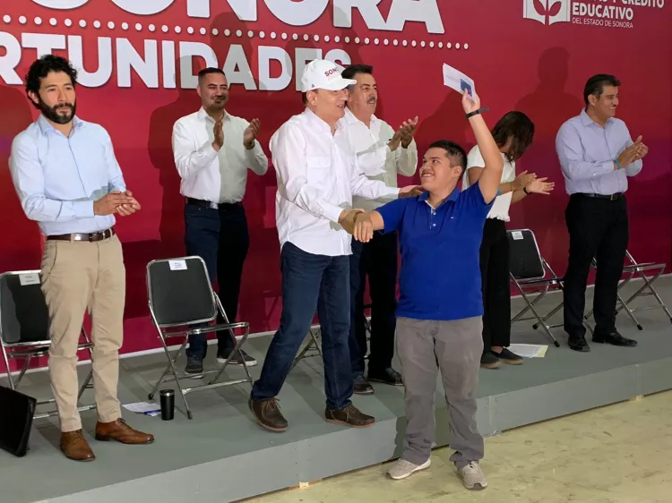 Entrega gobernador becas a estudiantes en Cajeme