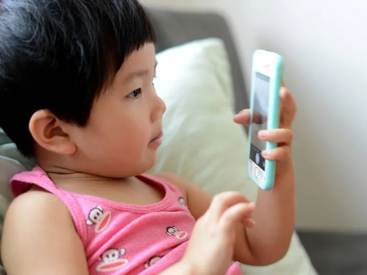 Va China por límite de uso de celulares en niños