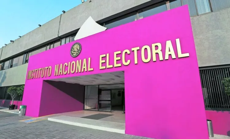 Acusa AMLO que el INE y el Tribunal Electoral están vendidos y alquilados