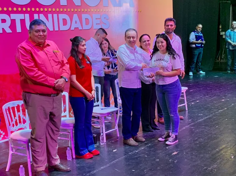 Sigue entrega de becas del gobierno, ahora fue en Guaymas y Empalme