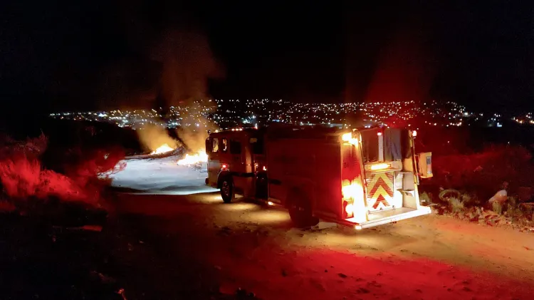 Sofocan bomberos incendio en basurero clandestino