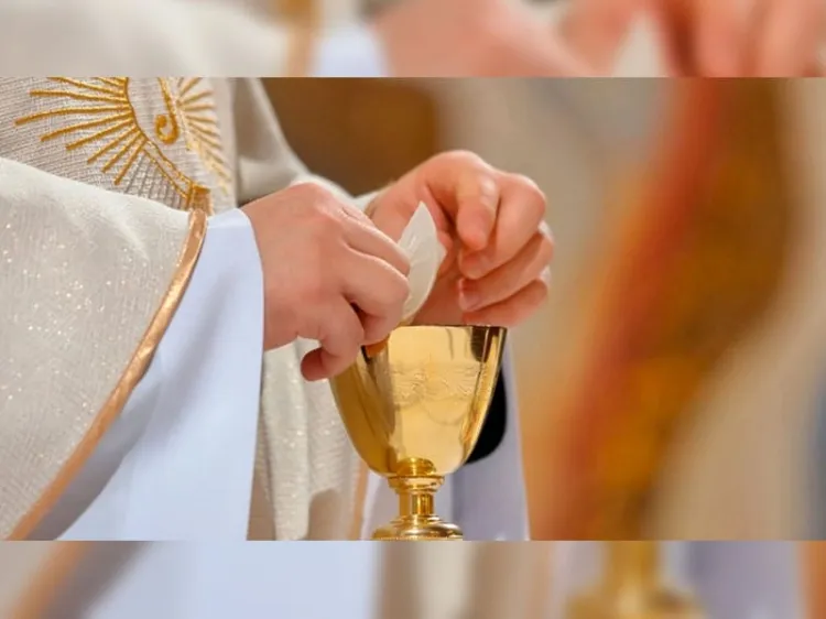Hacen boquete en iglesia y se llevan múltiples accesorios del altar