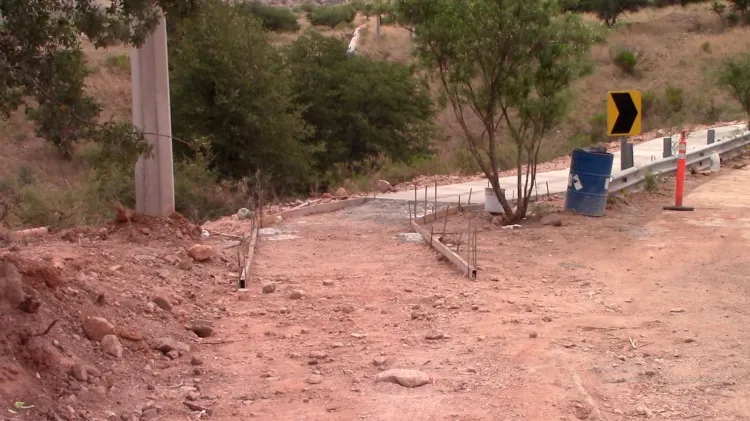 Sorprenden a estudiantes construcción de banqueta en acceso a la Unison