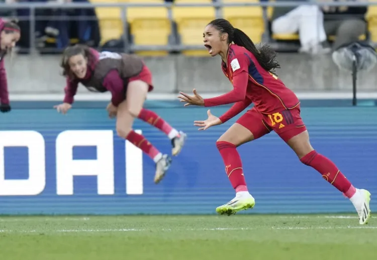 Pasa España sobre Holanda