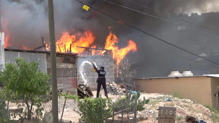 Rescatan a adulto mayor de incendio