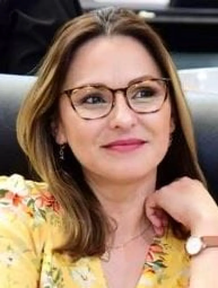 Quiere ser AlcaldesaPara la Diputada local por el IV Distrito Azalia Guevara Espinoza, “sería encantador” alcanzar la experiencia de trabajar como Alcaldesa, de la mano del gobernador Alfonso Durazo; “Sería un aprendizaje muy bonito”.Ayer que entrevistamos en edición matutina de MÁS Radio en el 107.9 de FM, acerca de las 110 obras que el Gobernador, habrá de llevar a cabo en 19 municipios con una inversión de 2 mil 100 millones de pesos, logrados a través de la renegociación de la deuda estatal,