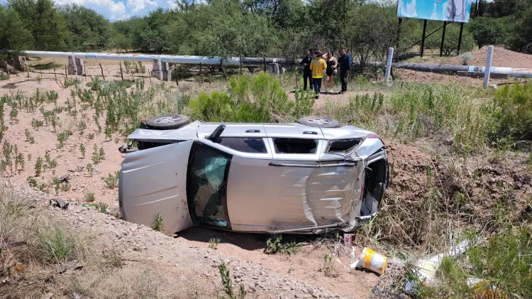 Conductora vuelca al sur de Nogales