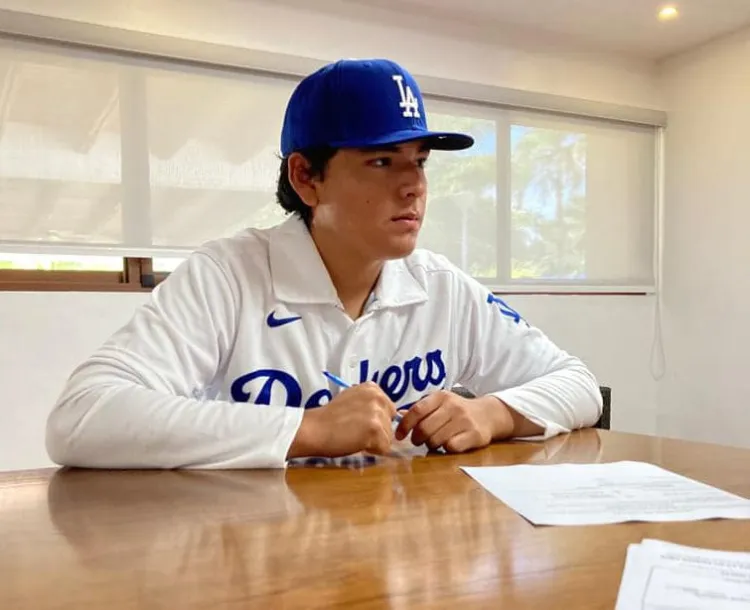 Pitcher nogalense se une a Dodgers