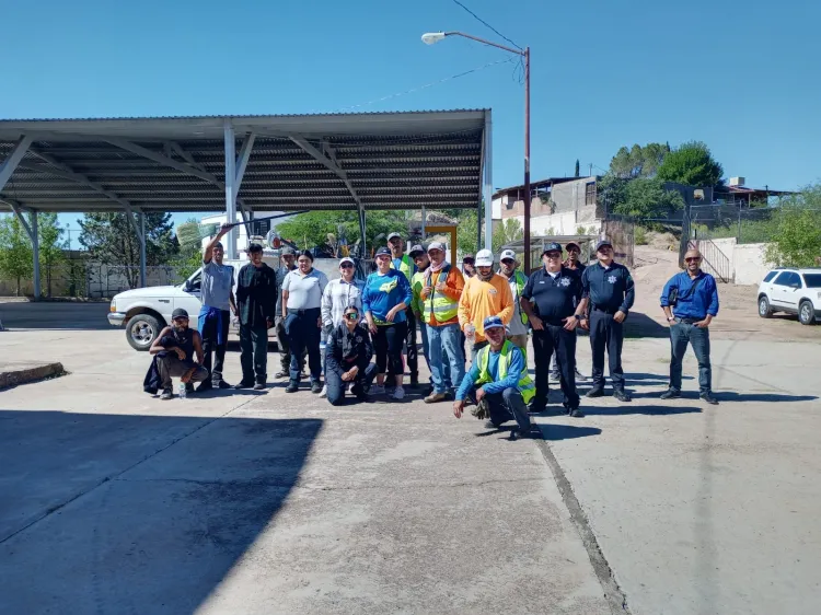 Limpian primaria Seguridad Pública y vecinos