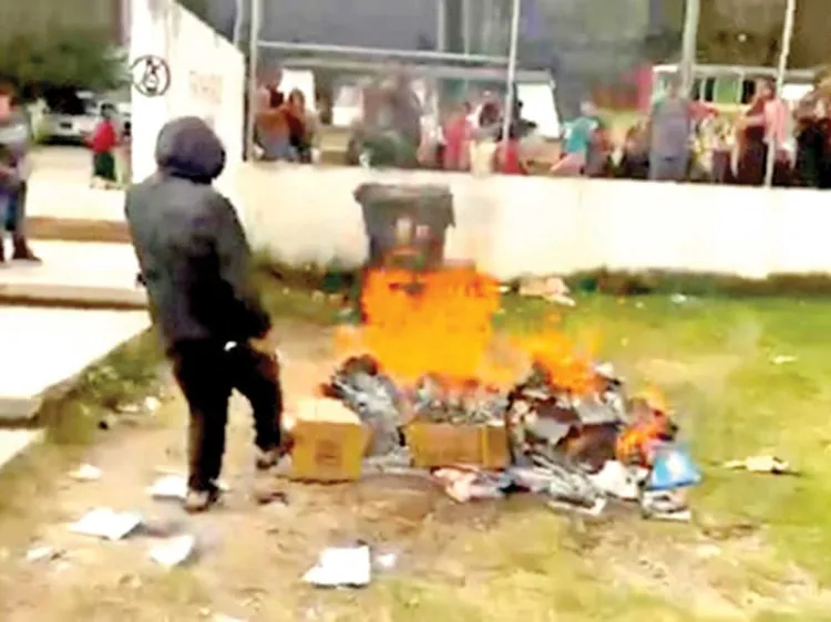 Incineran libros de texto en Chiapas