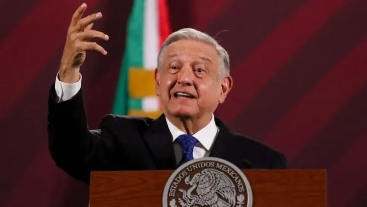 Arremete AMLO contra Abbott y DeSantis