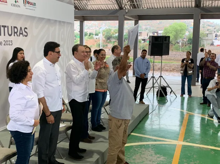 Entrega Gobernador escrituras