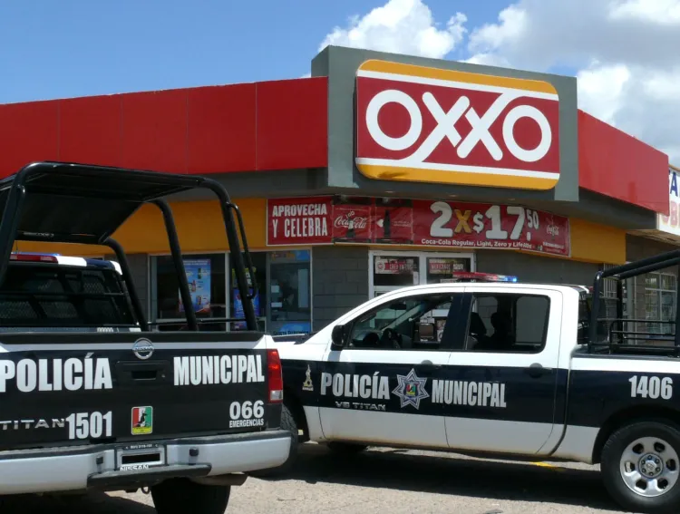 Asaltan a mano armada en Oxxo de la Brisa