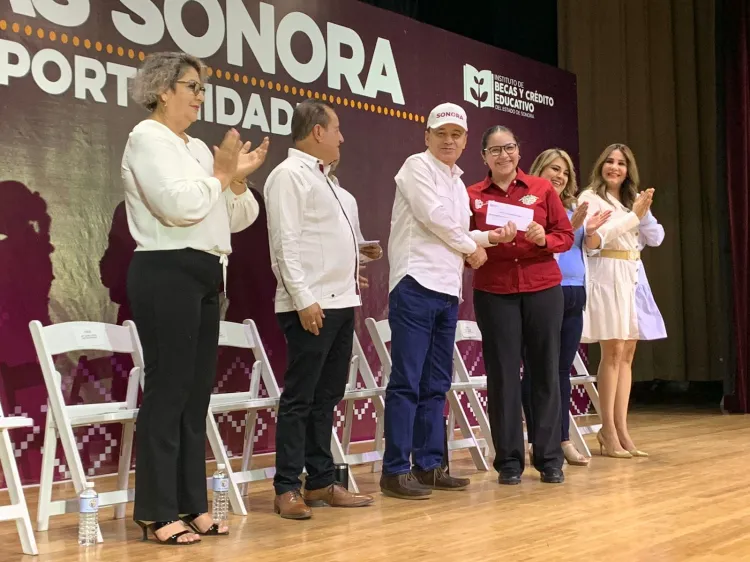 Entrega gobernador más de 900 becas en Agua Prieta