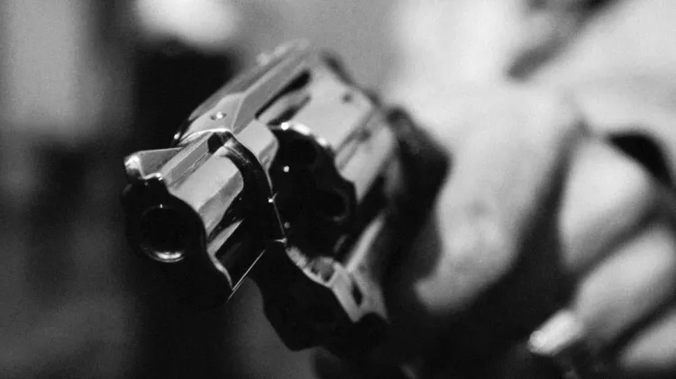 Asaltan negocio del centro a mano armada