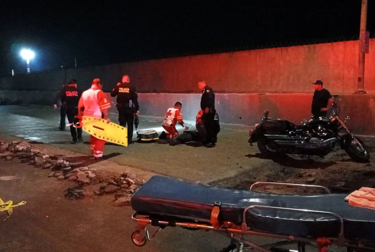 Grave motociclista después de impactarse sobre montículo de tierra