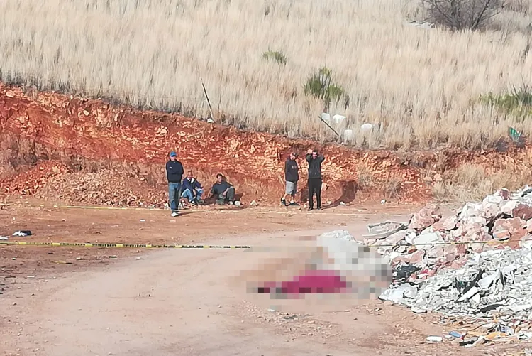 Encuentran dos cuerpos sin vida en la vía pública