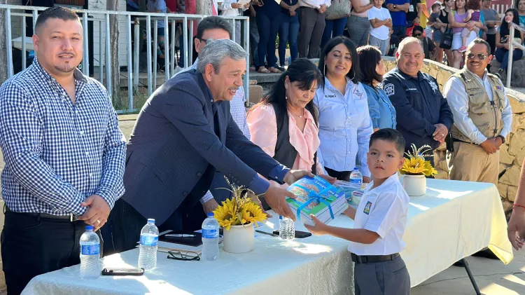 Dan bienvenida a estudiantes a nuevo ciclo escolar
