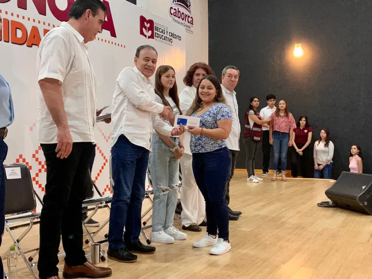 Entrega gobernador más de mil becas en Caborca