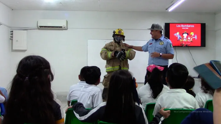 Imparten pláticas de prevención bomberos en escuela primaria