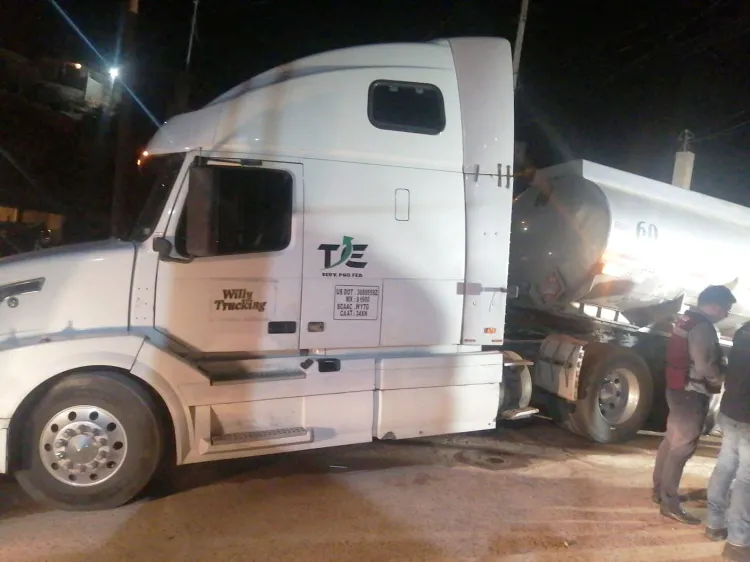 Provoca movimiento de emergencia camión por derrame de diésel