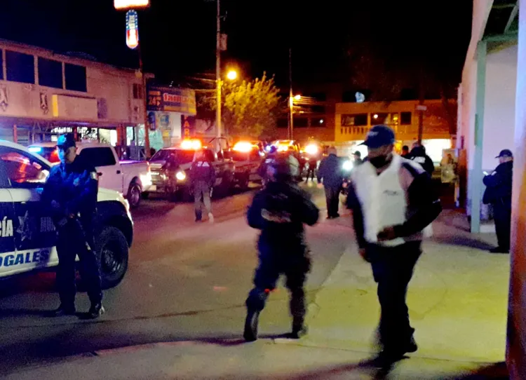 Golpean a joven con bate delante de su pareja