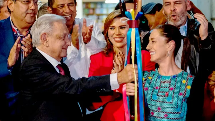 Entrega bastón de mando AMLO a Claudia frente a simpatizantes