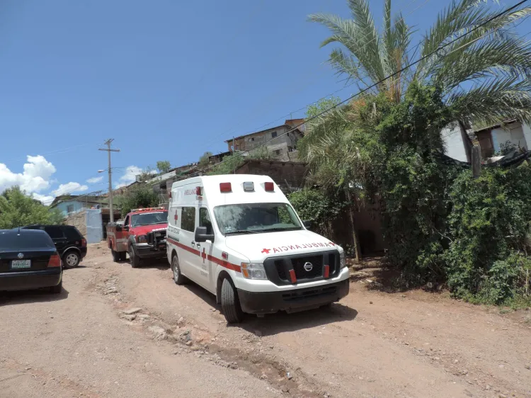 Fallece hombre de la tercera edad en camión; autoridades investigan