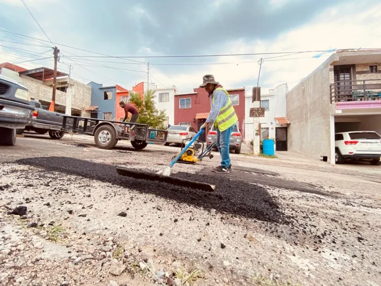 Refuerzan campaña permanente de bacheo en varias zonas urbanas