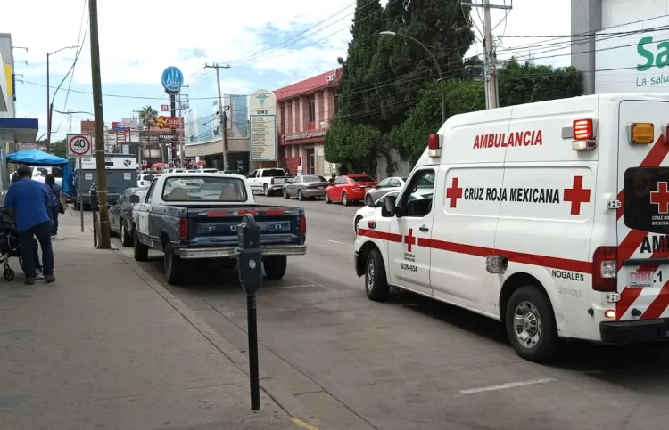 Cae anuncio sobre mujer y la golpea en la cabeza; empresa se niega a pagar
