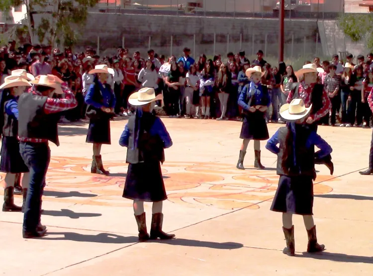 Presentan alumnos del Cobach II bailes folklóricos