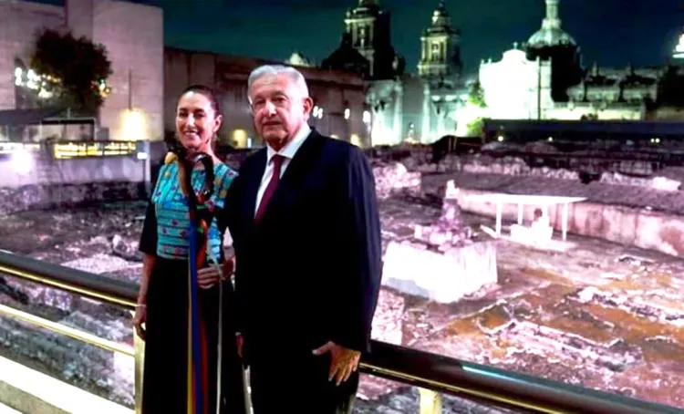 Bajará AMLO foto de entrega de bastón de mando por orden del INE