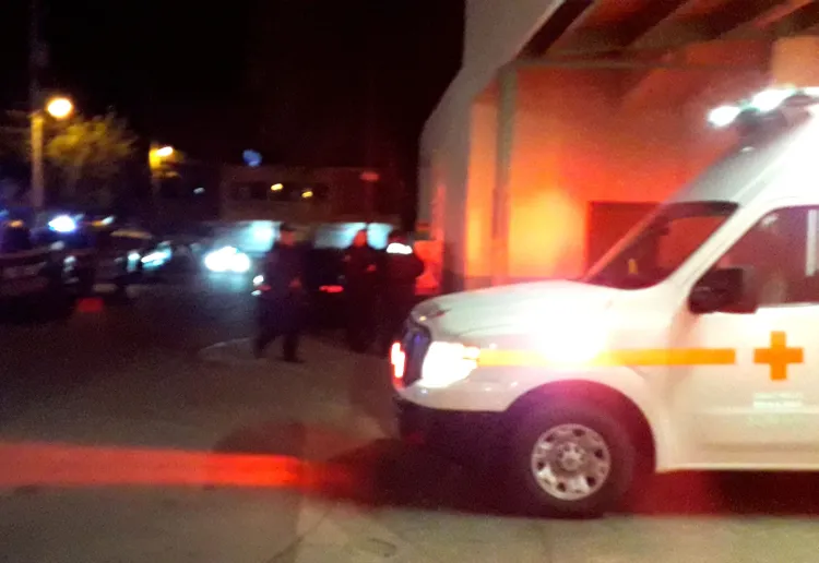 Sufre familia intoxicación por incendio de su vehículo