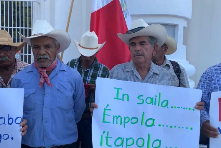 Se manifiestan tribu mayo frente a palacio de gobierno