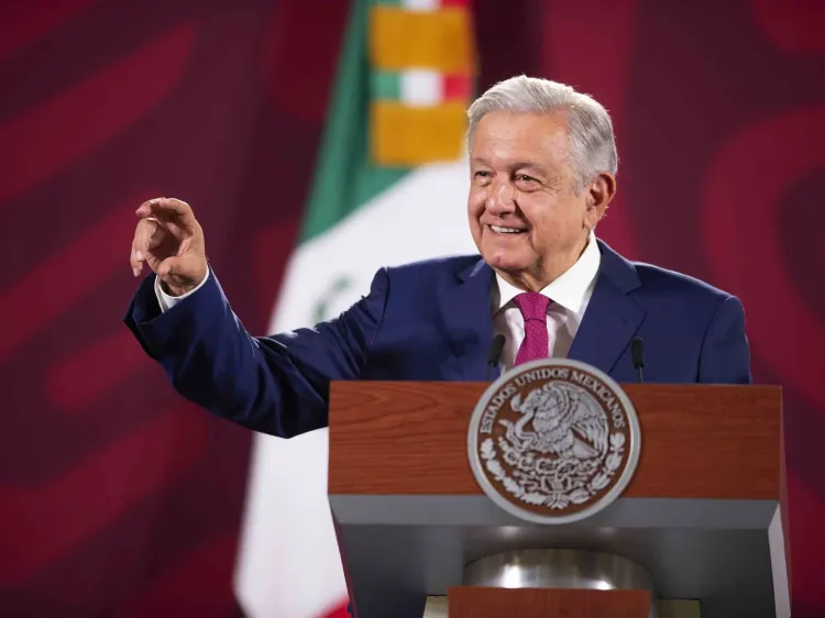 AMLO respetará advertencia del INE; sumará una suya