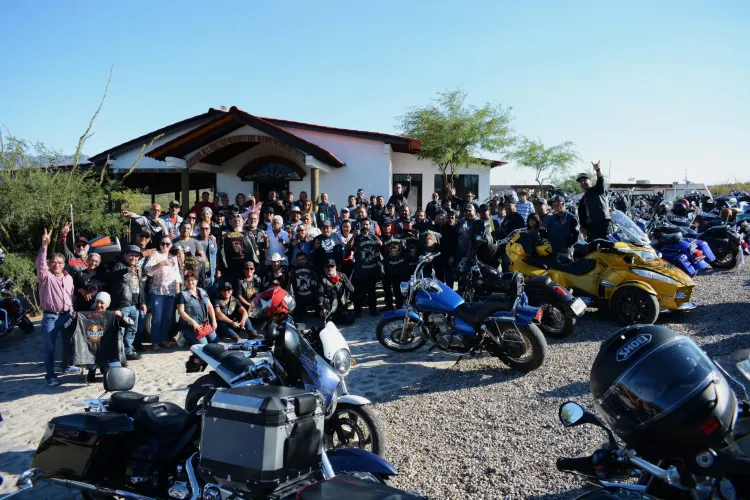 Apoyan motociclistas Estafeta de lucha contra el cáncer en El Paraíso de Don Polo