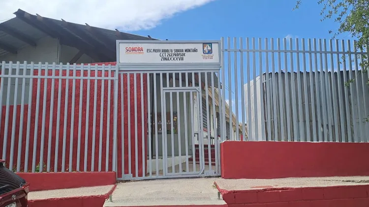 Derrumbarán baños en escuela Rodolfo Siordia