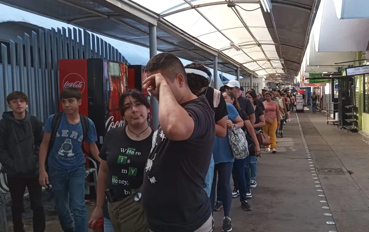 Provocan largas filas a EU problemas académicos a estudiantes