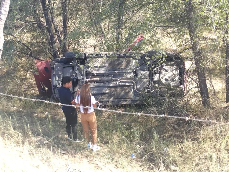 Protagonizan jóvenes aparatoso accidente vehicular