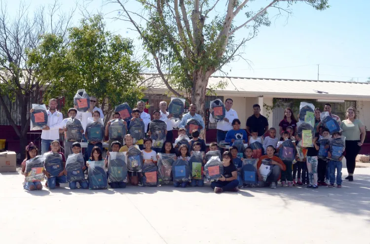 Entrega Club Rotario Nogales Industrial paquetes escolares