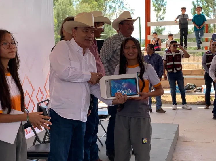 Entrega Gobernador tablets y becas en Bavispe