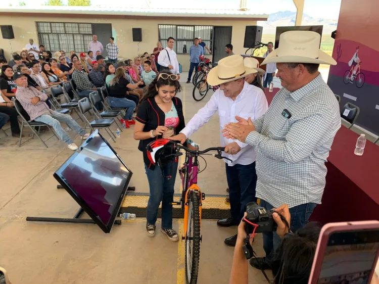 Entrega Gobernador bicicletas en municipios de la sierra alta