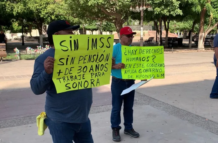 Exigen extrabajadores de la CEA pensión y seguridad social