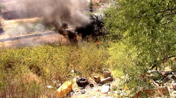 Causa movimiento quema de llantas en vías del tren