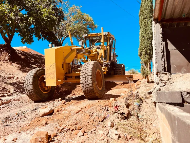 Dan mantenimiento a calles de la colonia LDC