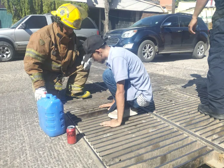 Queda persona atrapada entre barras metálicas de una reja